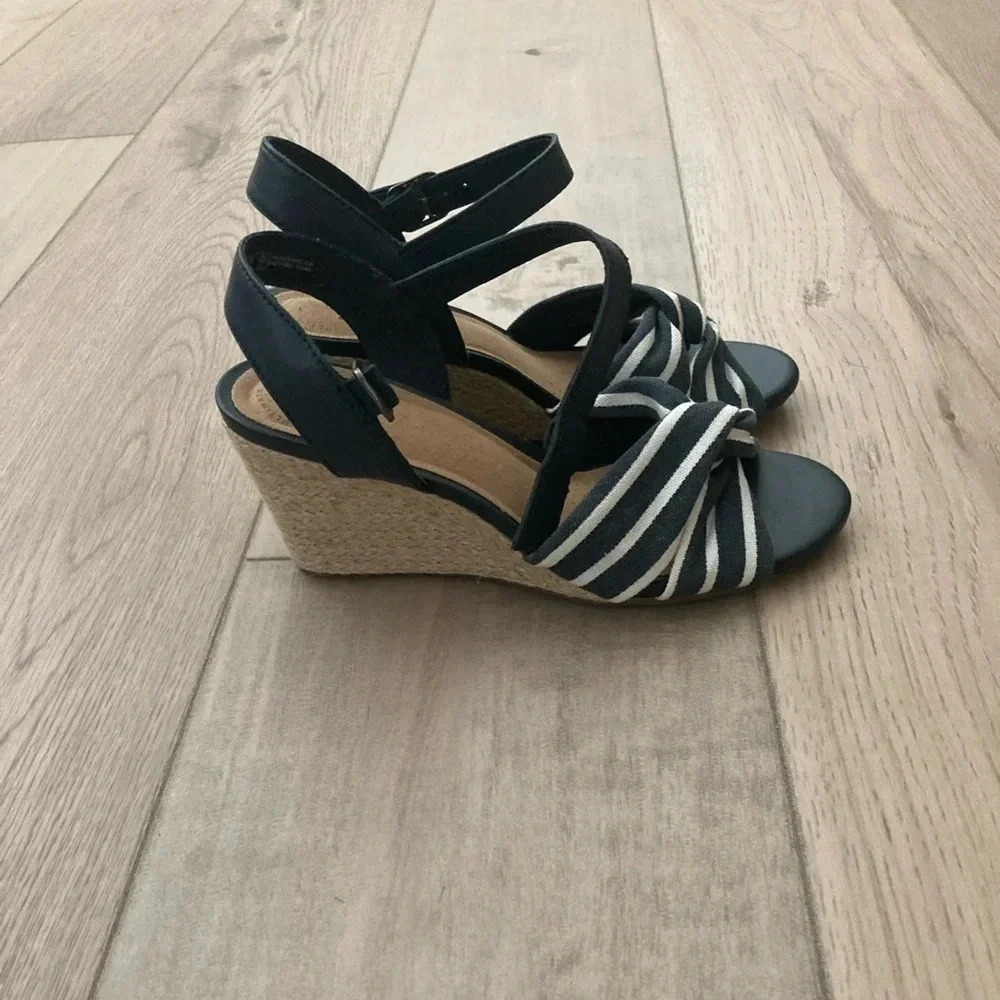 Clark’s Navy and White size 6W wedges NWOT - Picture 4 of 5